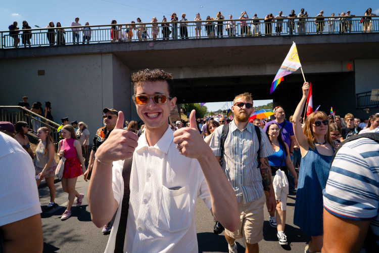 FOTOGALERIE: Prahou prošly tisíce lidí na duhovém průvodu Prague Pride