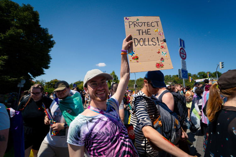 FOTOGALERIE: Prahou prošly tisíce lidí na duhovém průvodu Prague Pride