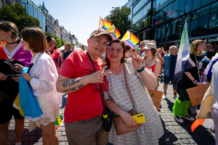 FOTOGALERIE: Prahou prošly tisíce lidí na duhovém průvodu Prague Pride