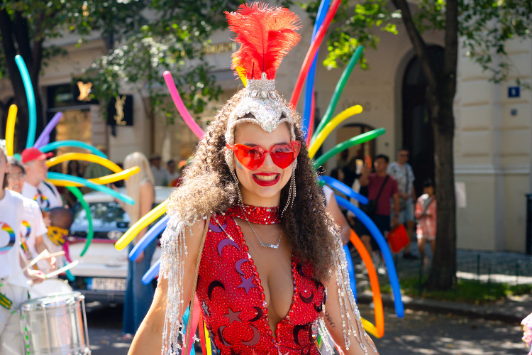 FOTOGALERIE: Prahou prošly tisíce lidí na duhovém průvodu Prague Pride