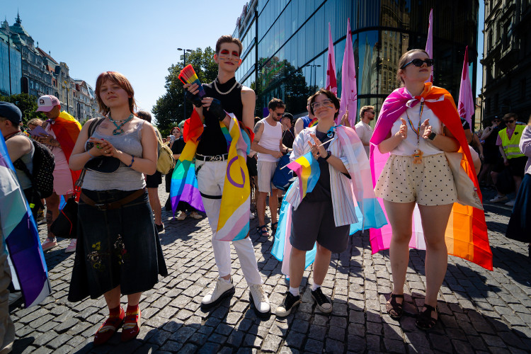 FOTOGALERIE: Prahou prošly tisíce lidí na duhovém průvodu Prague Pride