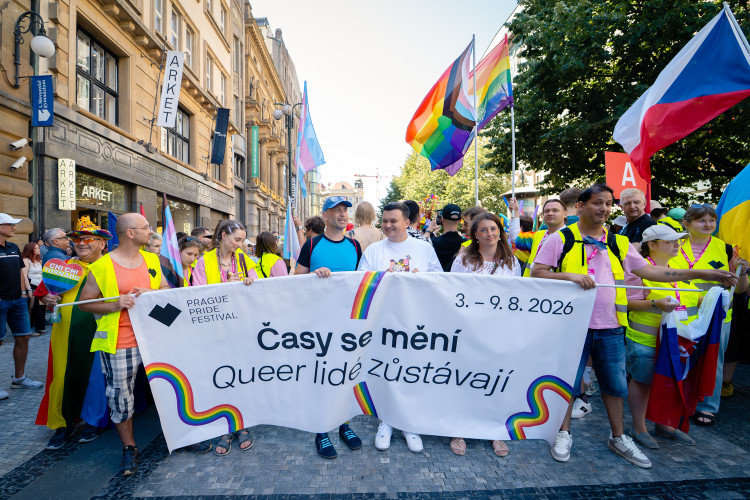 FOTOGALERIE: Prahou prošly tisíce lidí na duhovém průvodu Prague Pride