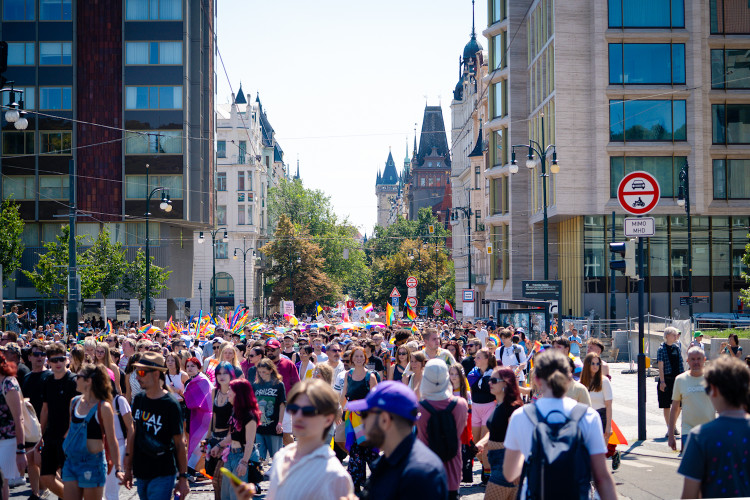 FOTOGALERIE: Prahou prošly tisíce lidí na duhovém průvodu Prague Pride