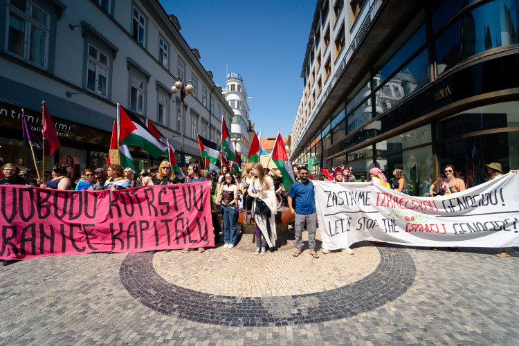 FOTOGALERIE: Prahou prošly tisíce lidí na duhovém průvodu Prague Pride