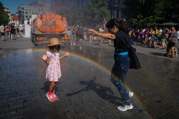 FOTOGALERIE: Prahou prošly tisíce lidí na duhovém průvodu Prague Pride