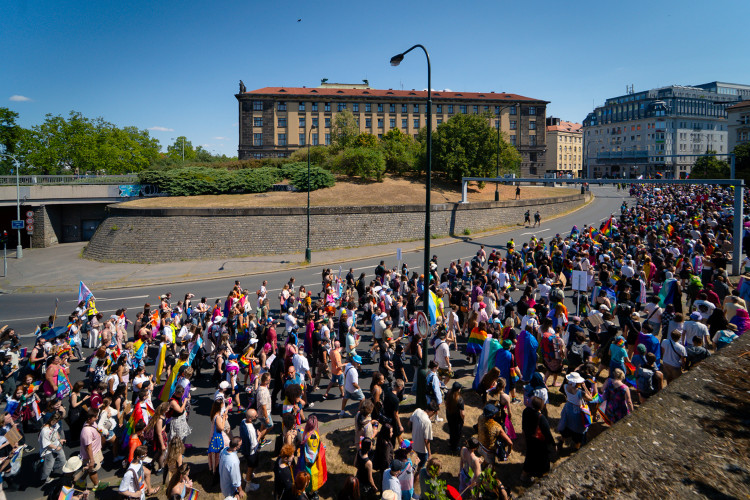 FOTOGALERIE: Prahou prošly tisíce lidí na duhovém průvodu Prague Pride