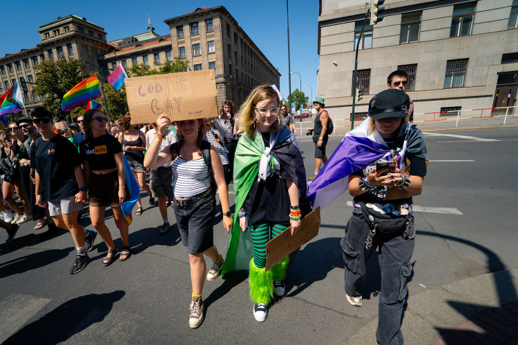 FOTOGALERIE: Prahou prošly tisíce lidí na duhovém průvodu Prague Pride