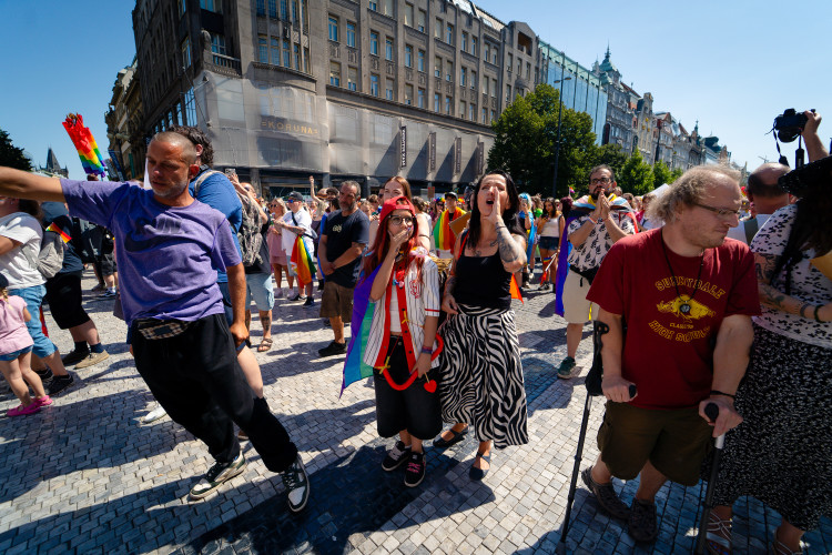 FOTOGALERIE: Prahou prošly tisíce lidí na duhovém průvodu Prague Pride