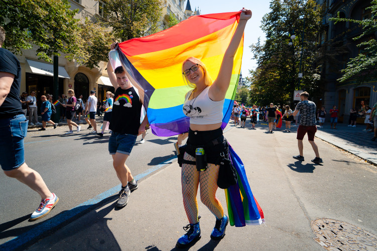 FOTOGALERIE: Prahou prošly tisíce lidí na duhovém průvodu Prague Pride