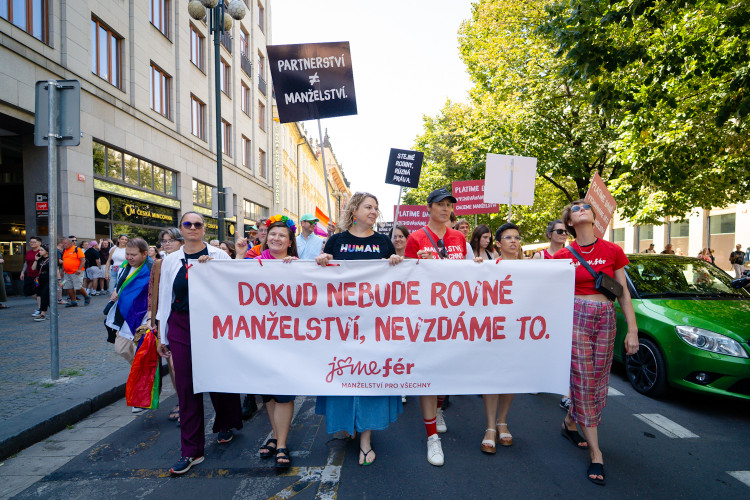 FOTOGALERIE: Prahou prošly tisíce lidí na duhovém průvodu Prague Pride