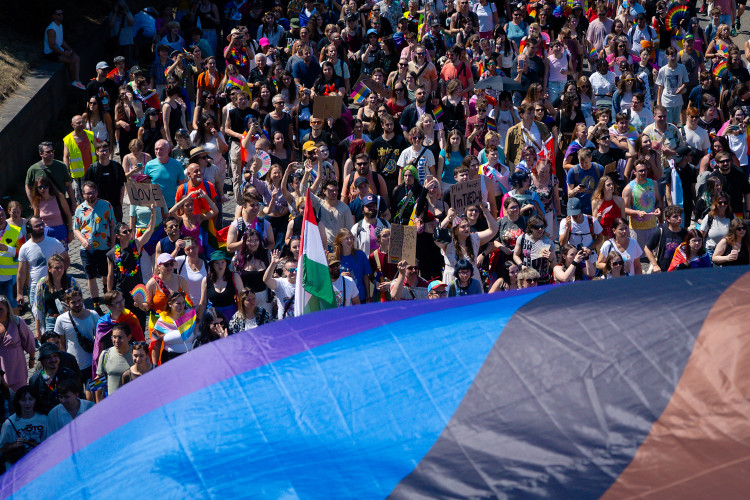 FOTOGALERIE: Prahou prošly tisíce lidí na duhovém průvodu Prague Pride