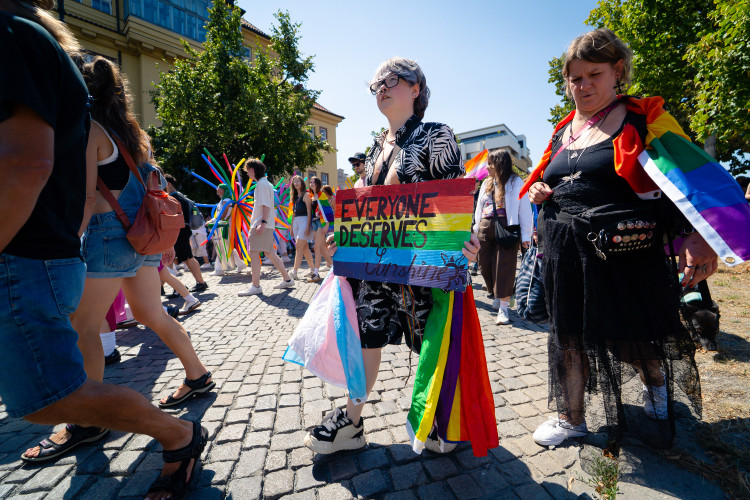 FOTOGALERIE: Prahou prošly tisíce lidí na duhovém průvodu Prague Pride