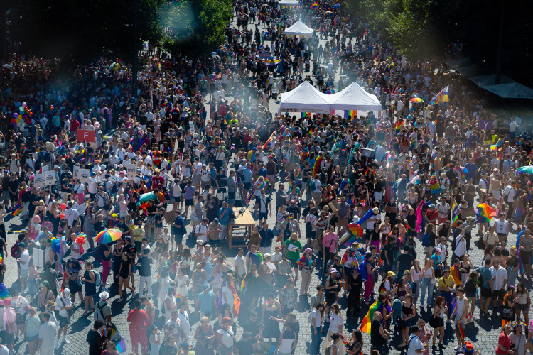 FOTOGALERIE: Prahou prošly tisíce lidí na duhovém průvodu Prague Pride