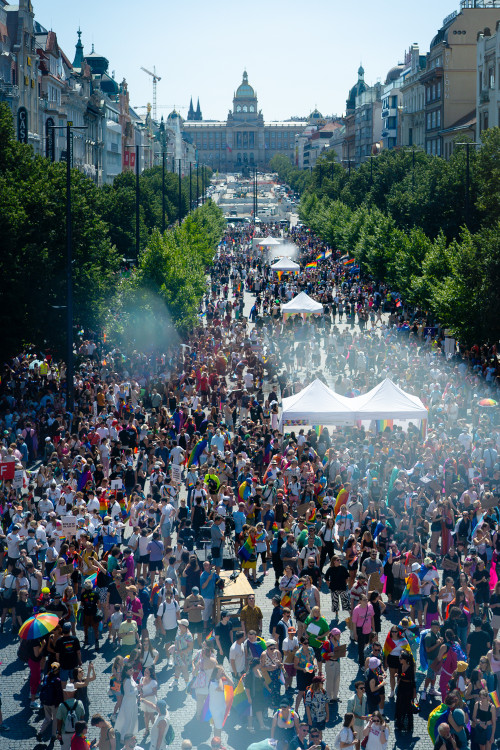 FOTOGALERIE: Prahou prošly tisíce lidí na duhovém průvodu Prague Pride