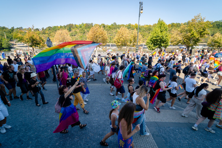 FOTOGALERIE: Prahou prošly tisíce lidí na duhovém průvodu Prague Pride