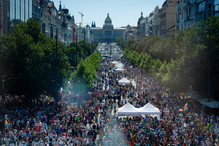 FOTOGALERIE: Prahou prošly tisíce lidí na duhovém průvodu Prague Pride