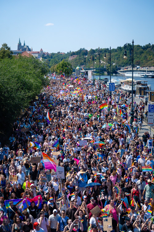 FOTOGALERIE: Prahou prošly tisíce lidí na duhovém průvodu Prague Pride