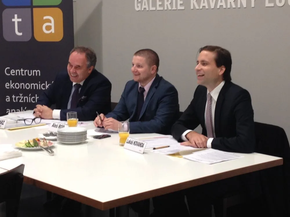 Řečníci zleva: Jiří Schwarz (CETA), Aleš Rod (CETA), Lukáš Kovanda (Roklen24)