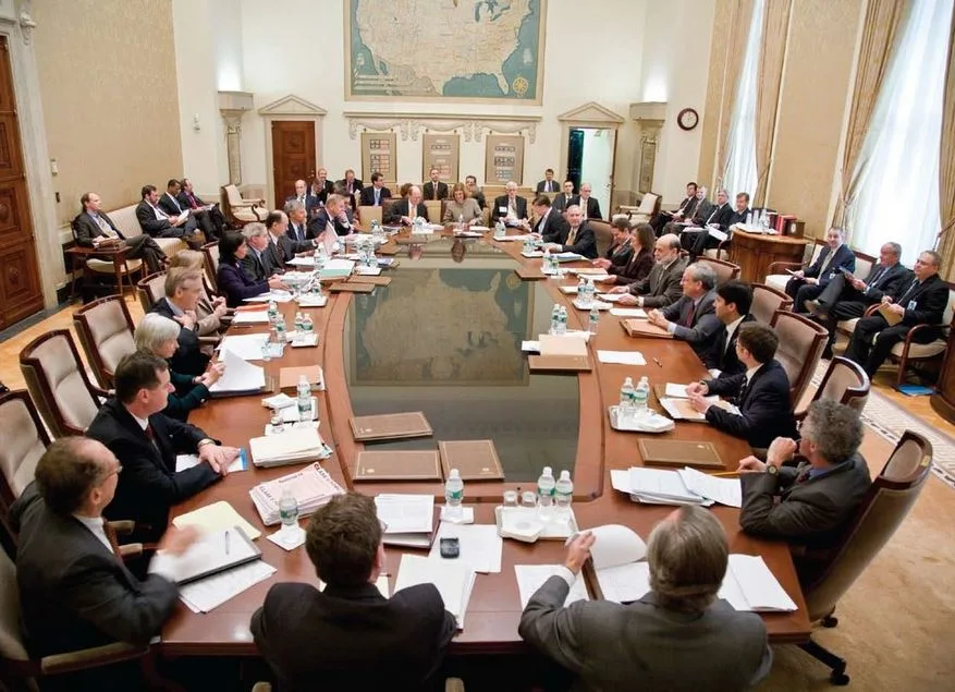 Setkání Federal Open Market Committee v budově Eccles, Washington, D.C.