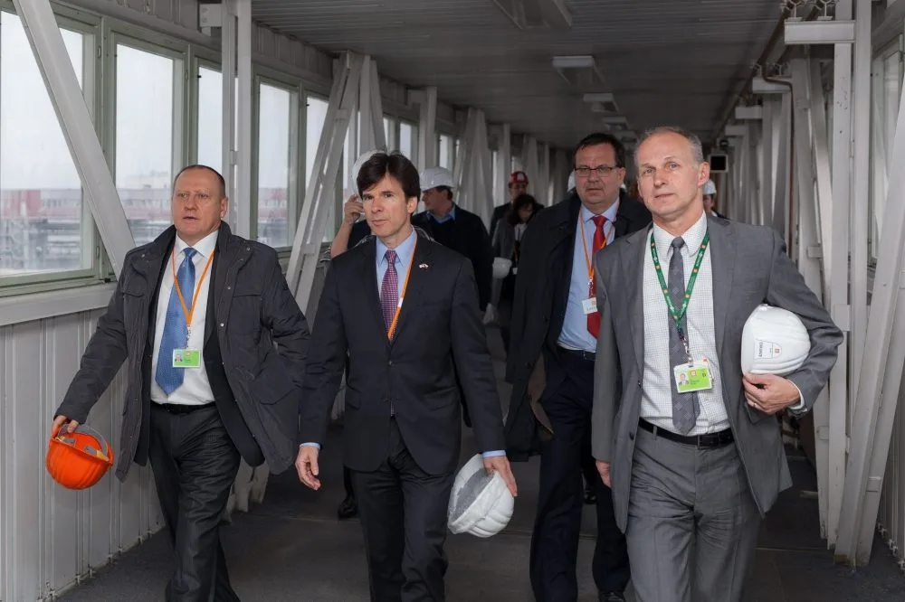 Při prohlídkce temelínské elektrárny zleva Ladislav Štěpánek, člen představenstva ČEZ, americký velvyslanec Andrew Schapiro, ministr Jan Mládek a temelínský ředitel Miloš Ště