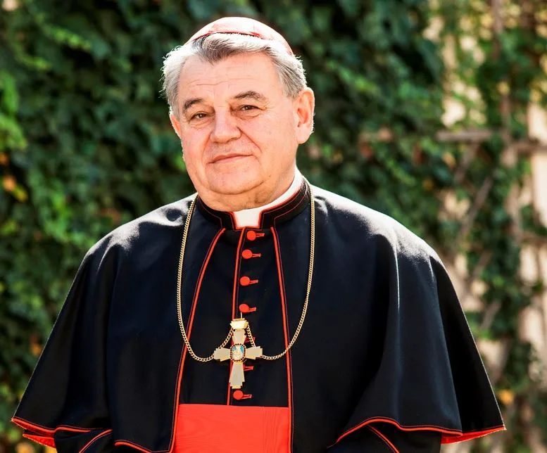 Kardinál Duka na zahradě Arcibiskupského paláce v Praze