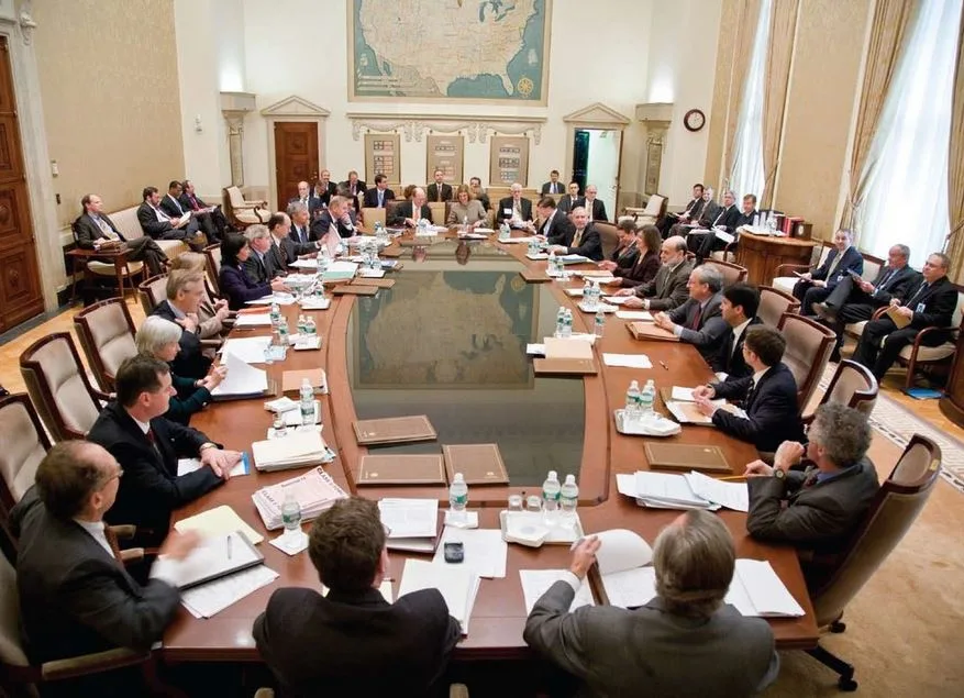 Setkání Federal Open Market Committee v budově Eccles, Washington, D.C.