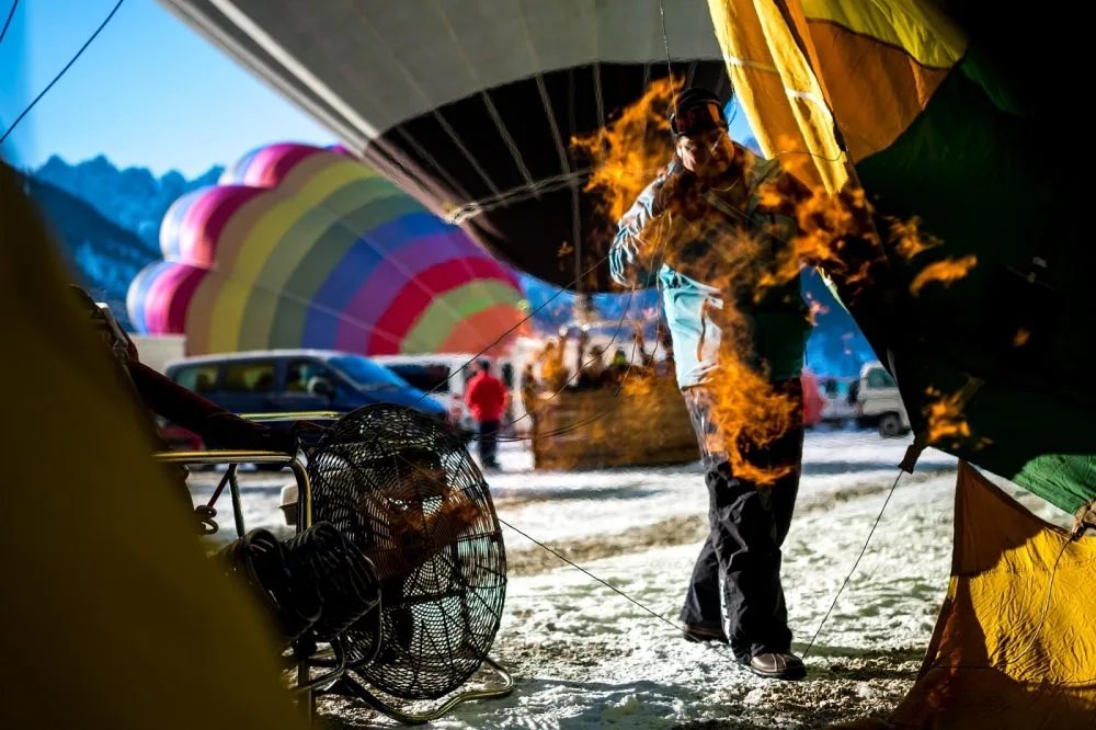 Za hezkého počasí můžete vidět, jak se připravují balony k letu Foto: Jiří Částka