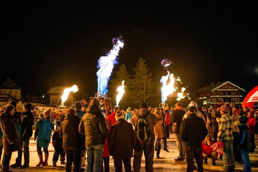 Když fouká, balony se k slavnostnímu zakončení nenafukují Foto: Jiří Částka