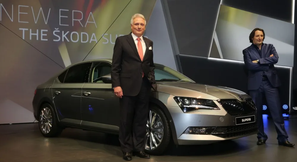 Prof. Dr. h.c. Winfried Vahland, předseda představenstva ŠKODA AUTO a šéfdesignér značky ŠKODA Jozef Kabaň s novým vozem ŠKODA Superb při světové premiéře v Praze.