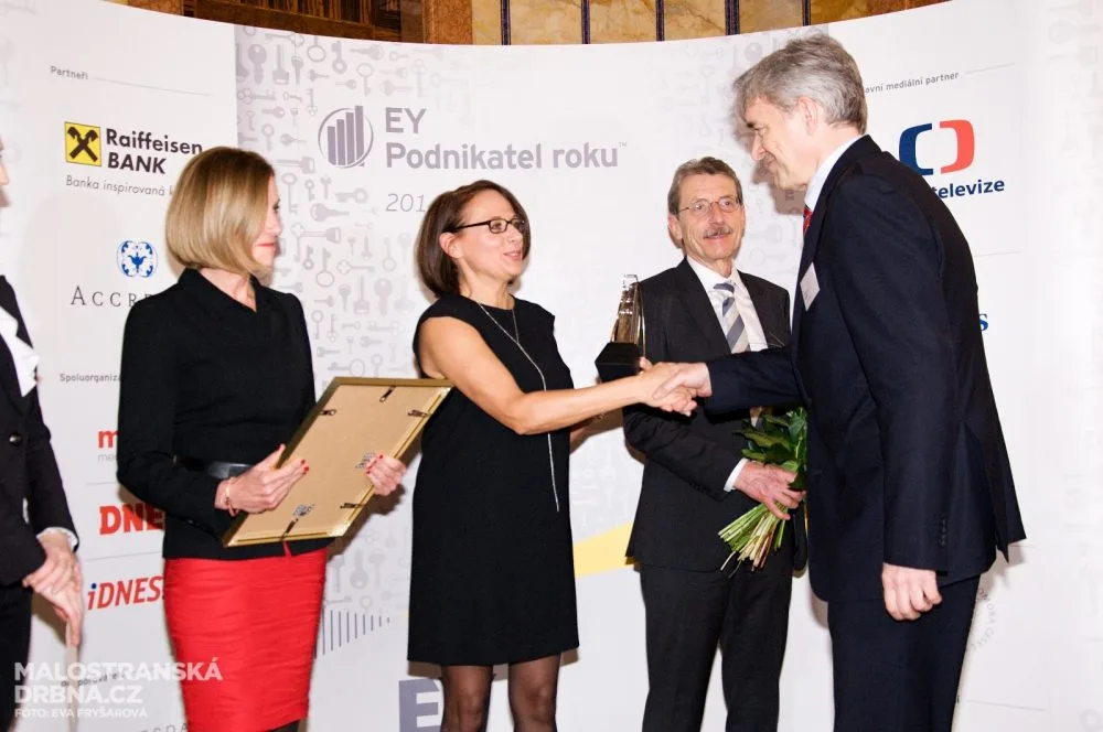 Jaroslav Horák přebírá ocenění z rukou primátorky Krnáčové