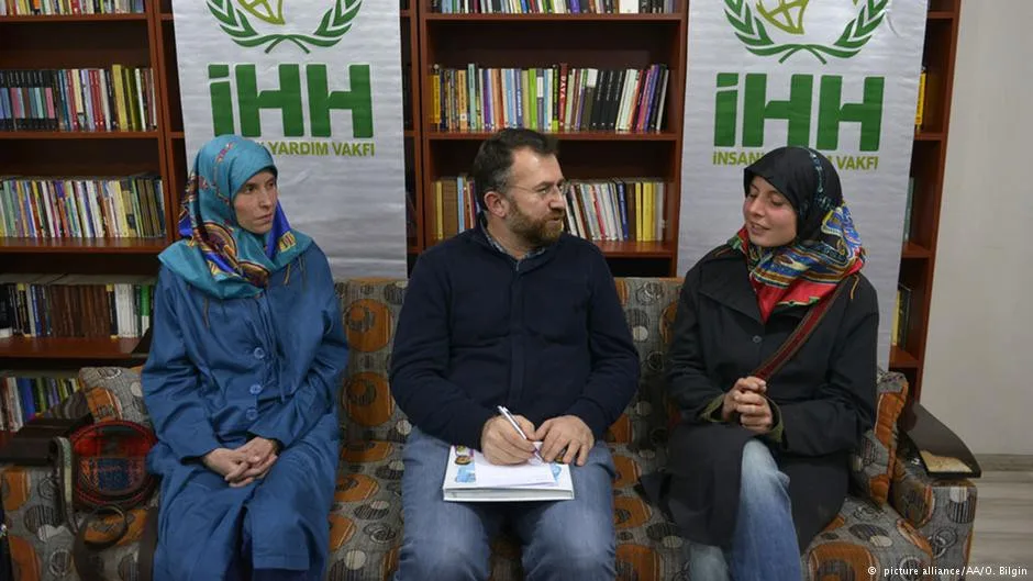 Antonie Chrástecká (vlevo) a Hana Humpálová (vpravo) v Turecku s koordinátorem IHH Izzetem Sahinem po propuštění
