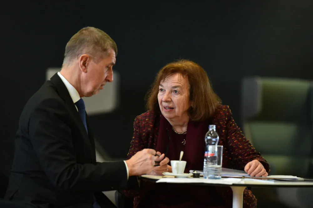 Livia Klausová při jednání s Andrejem Babišem.