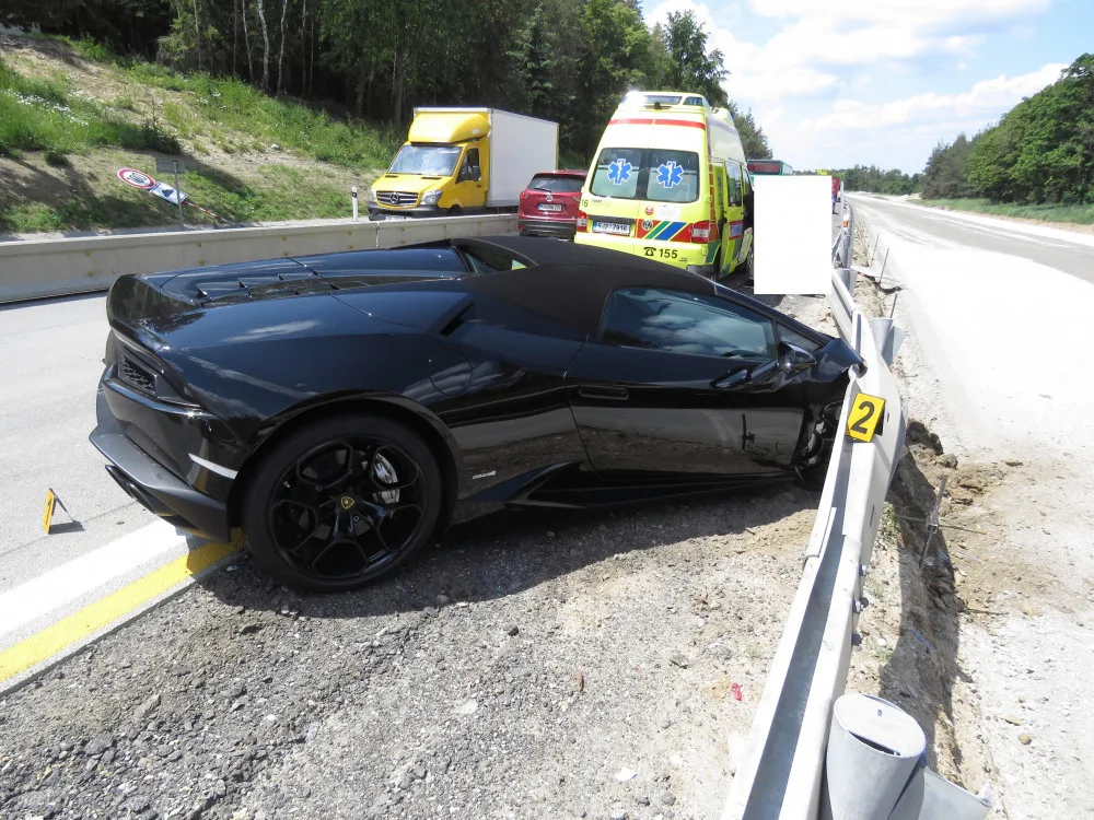 Cizinec v Lamborghini nezvládl na dálnici předjíždění a narazil do svodidel