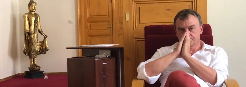 Antonín Koláček ve své pracovně v domě osobního rozvoje MAITREA.