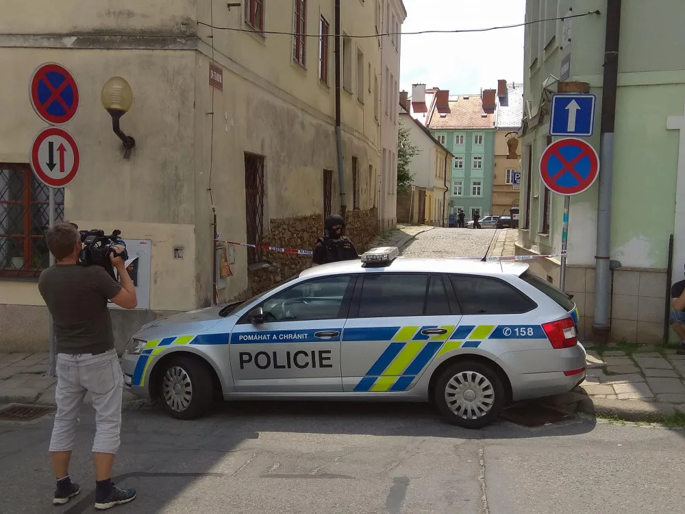 Jihlavskou Smetanovu ulici od dnešního dopoledne hlídají těžkooděnci.