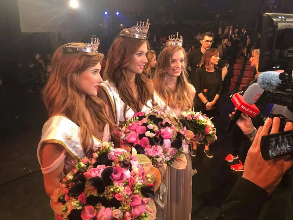 Finálový večer soutěže krásy Česká Miss, 2. června 2018 v Ostravě. Vítězkou letošního ročníku se stala dvacetiletá Lea Šteflíčková z Ústí nad Labem. Vlevo je druhá třiadvacetiletá Jana Šišková ze Zubří, vpravo stejně stará Tereza Křivánková z Prahy, která