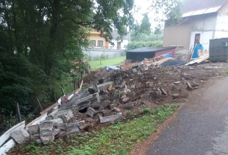 V Desné začala oprava hřbitova. Staré německé náhrobky skončily v zavážce.