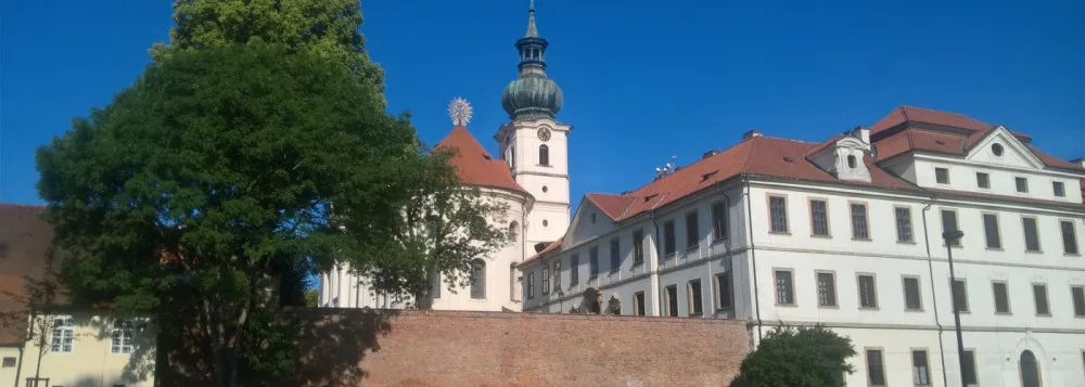 Pohled na klášter od Pivovarského rybníku.