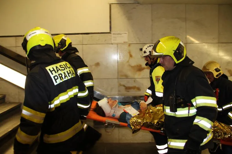 Teroristé zaútočili na civilisty v pražském metru. Naštěstí šlo jen o cvičení.