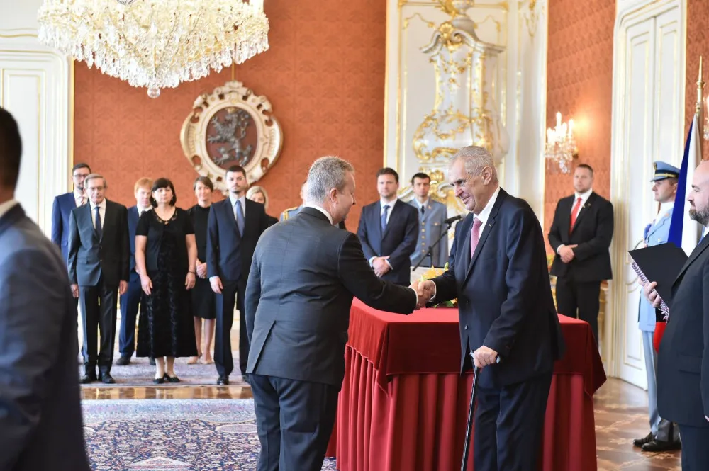 Prezident Zeman jmenoval druhou Babišovu vládu.