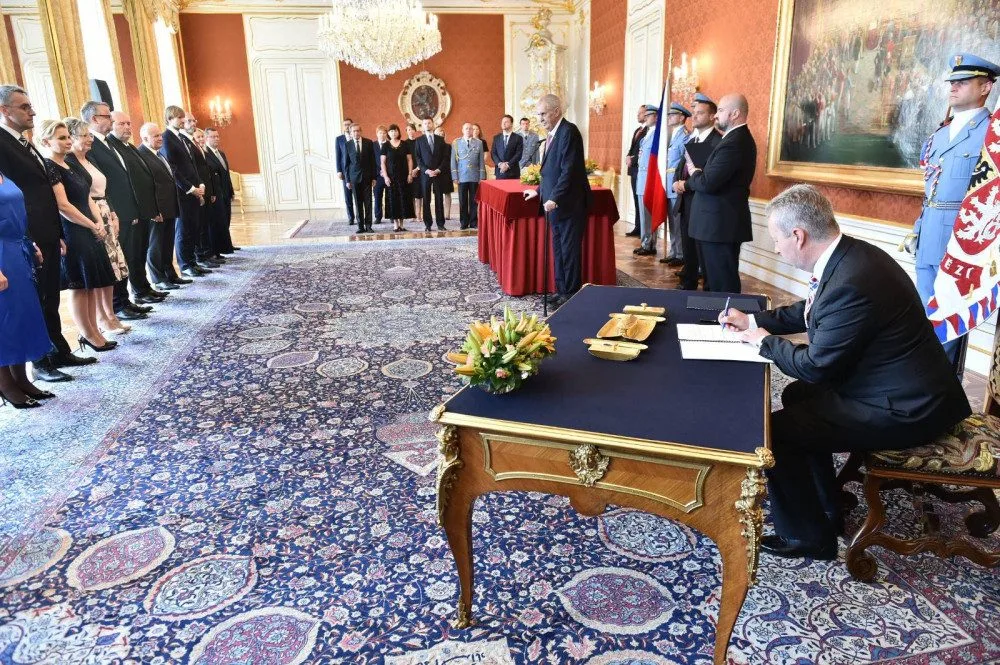 Prezident Zeman jmenoval druhou Babišovu vládu.