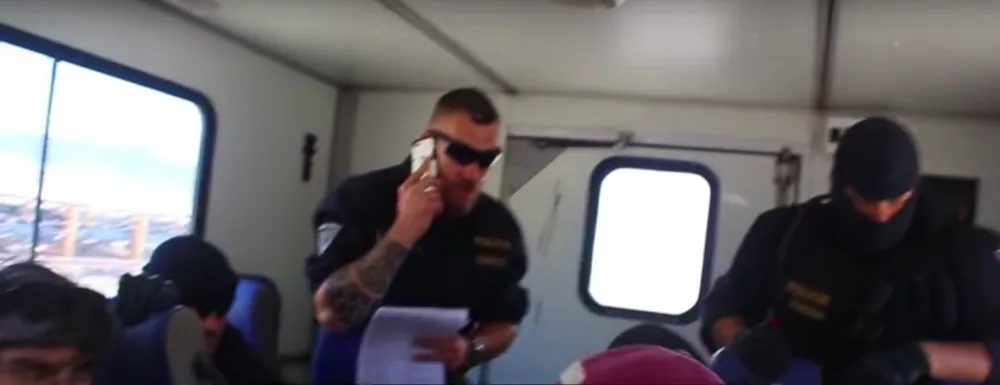 Snímek z transportu zadržených.