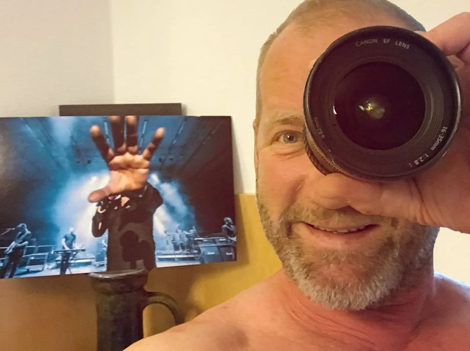 David Koller nechal budějckému fotografovi opravit objektiv, který mu při koncertu rozbil.