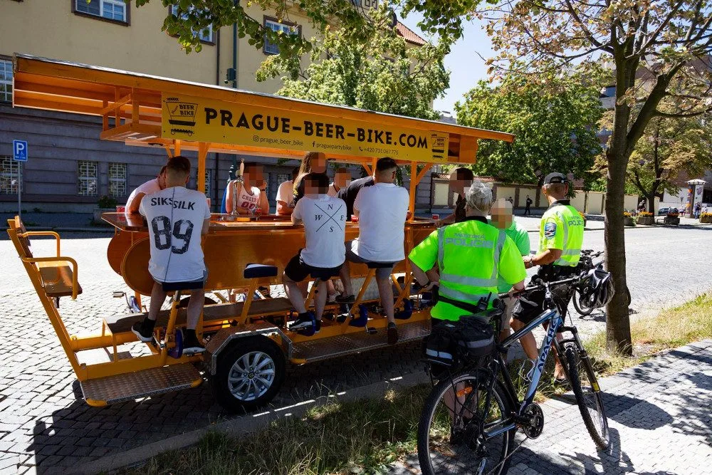 Pražští strážníci se zaměřili na pivní kola. O přestupky nebyla nouze.