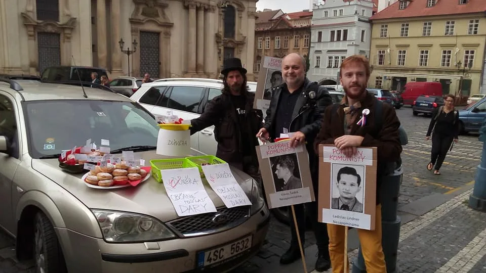 Stovky lidí u Sněmovny demonstrují proti vládě s komunisty.