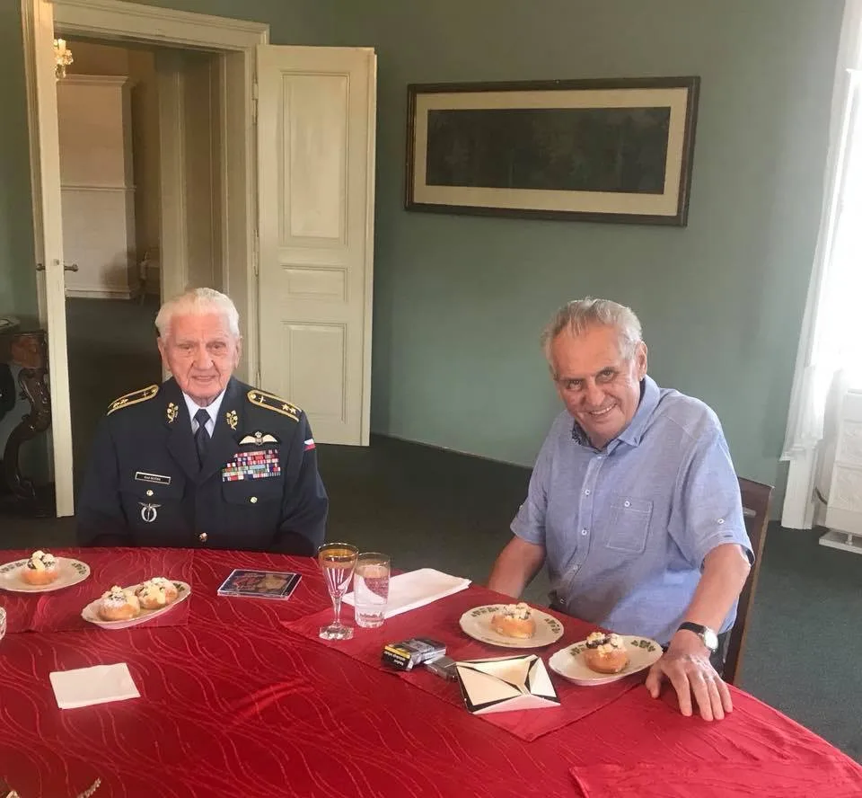 Miloš Zeman přijal generála Emila Bočka. Poděkoval mu za podporu v prezidentské volbě.