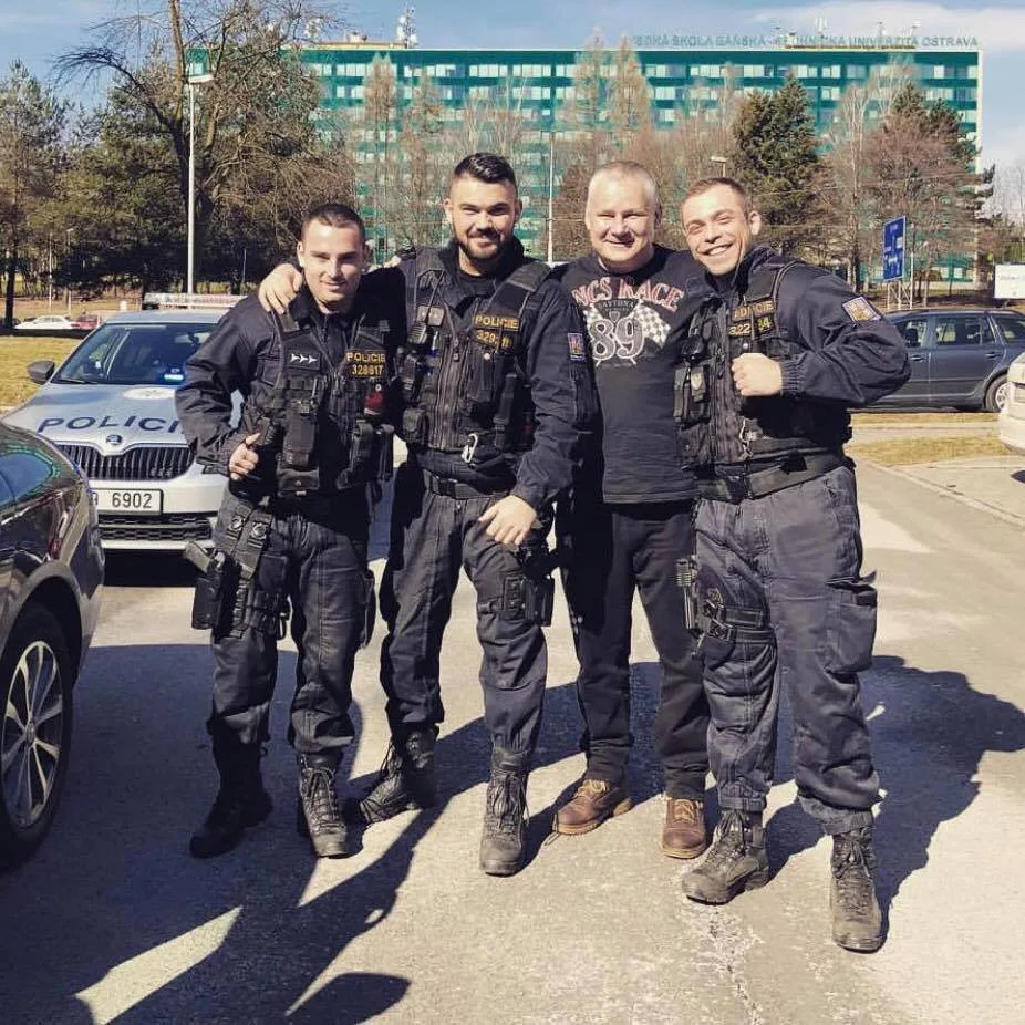 Policisté, kteří se v Ostravě fotili s Kajínkem, byli potrestáni.