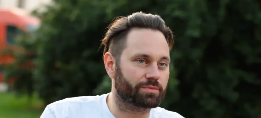 Lidi nechtějí jen jezdit na dovolenou, chtějí žít aktivně, říká režisér filmu o surfingu.