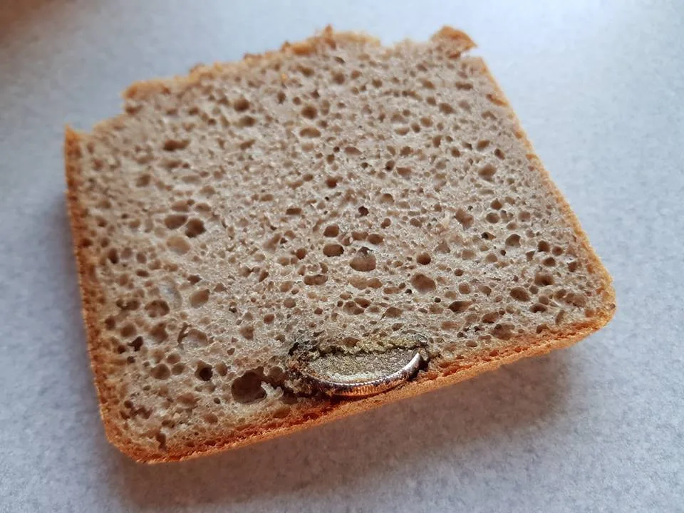 V chlebu z libereckého Globusu našel zapečenou minci. Mrzí nás to, zní z obchodu.