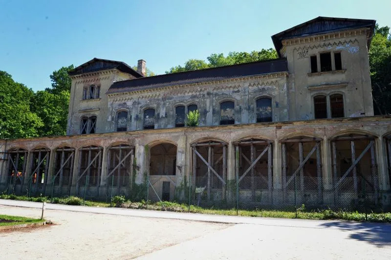 Podaří se slavné restauraci navrátit zašlou slávu? Šlechtovce zbývá poslední rok rekonstrukce.